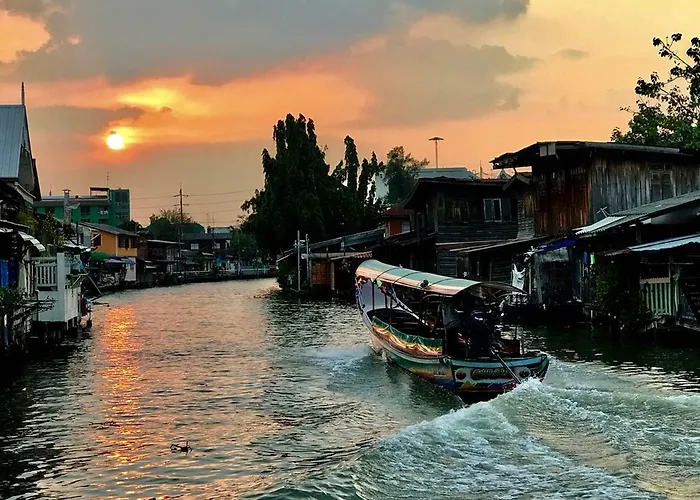 Canal Next Door Guest house